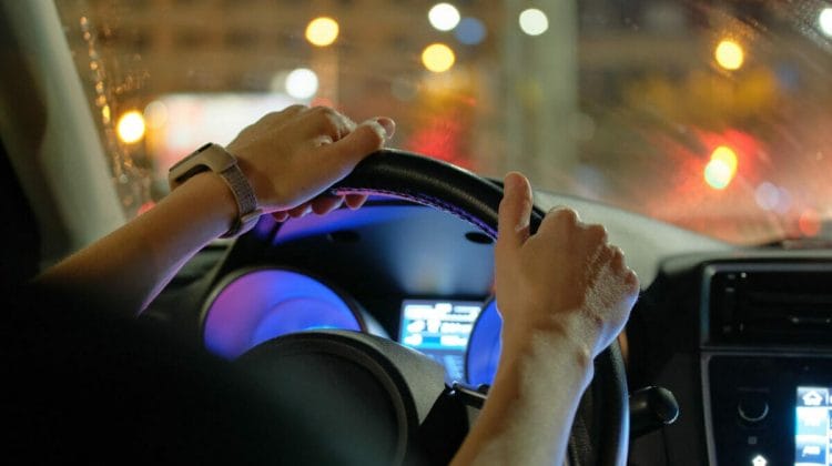 Condusul pe timp de noapte: Sfaturi și măsuri de siguranță pentru o călătorie lină