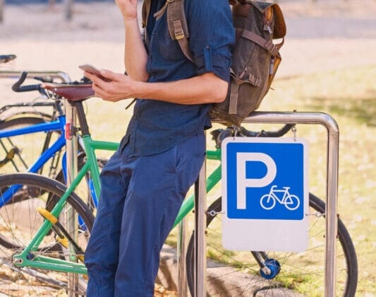 Există parcări speciale pentru motociclete sau biciclete?