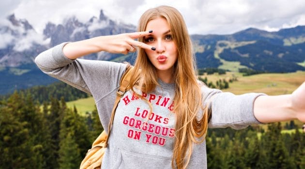 Tricourile personalizate pot fi realizate cu mesaje pozitive?